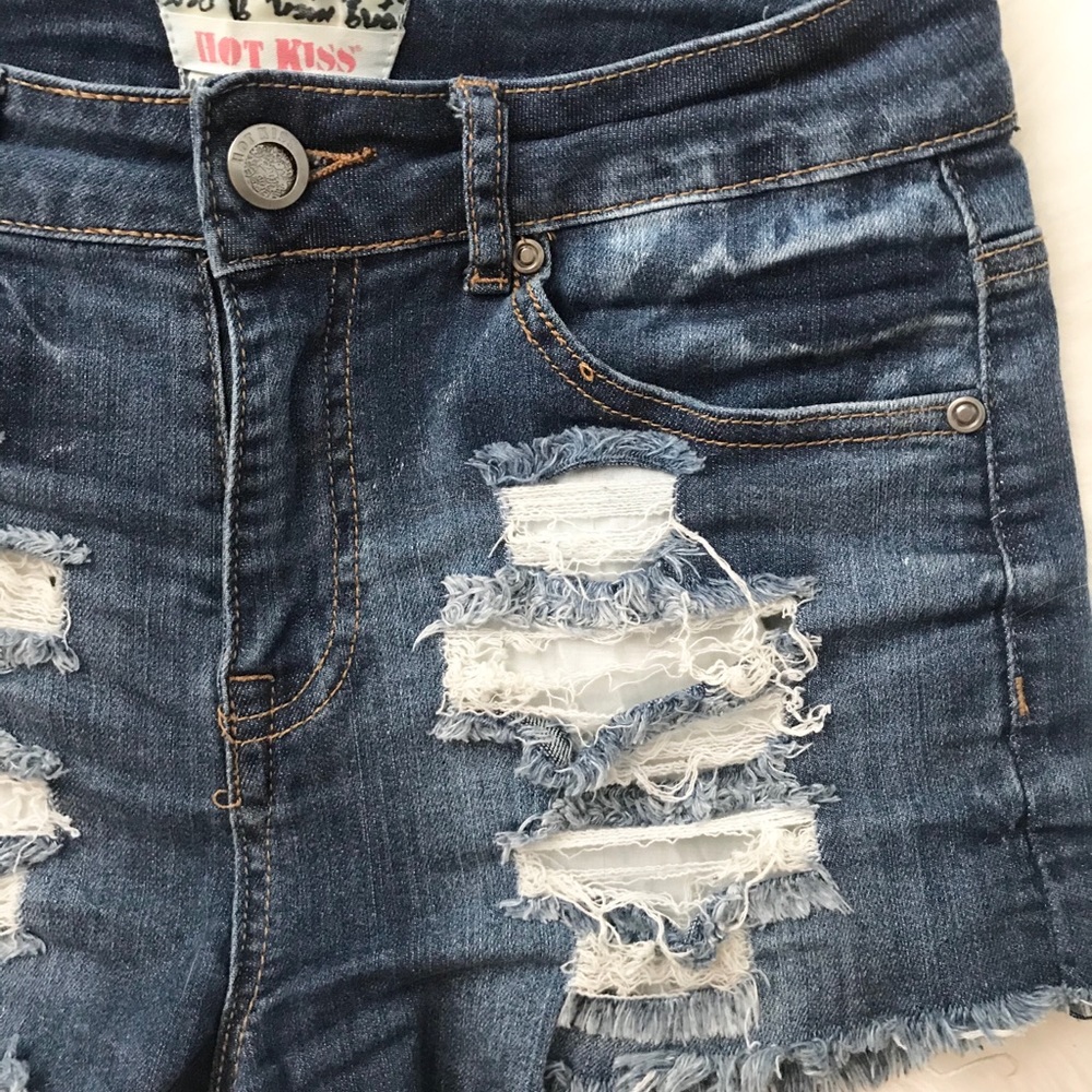🦩✌🏻Hot KISS naturally distressed denim shorts 💋